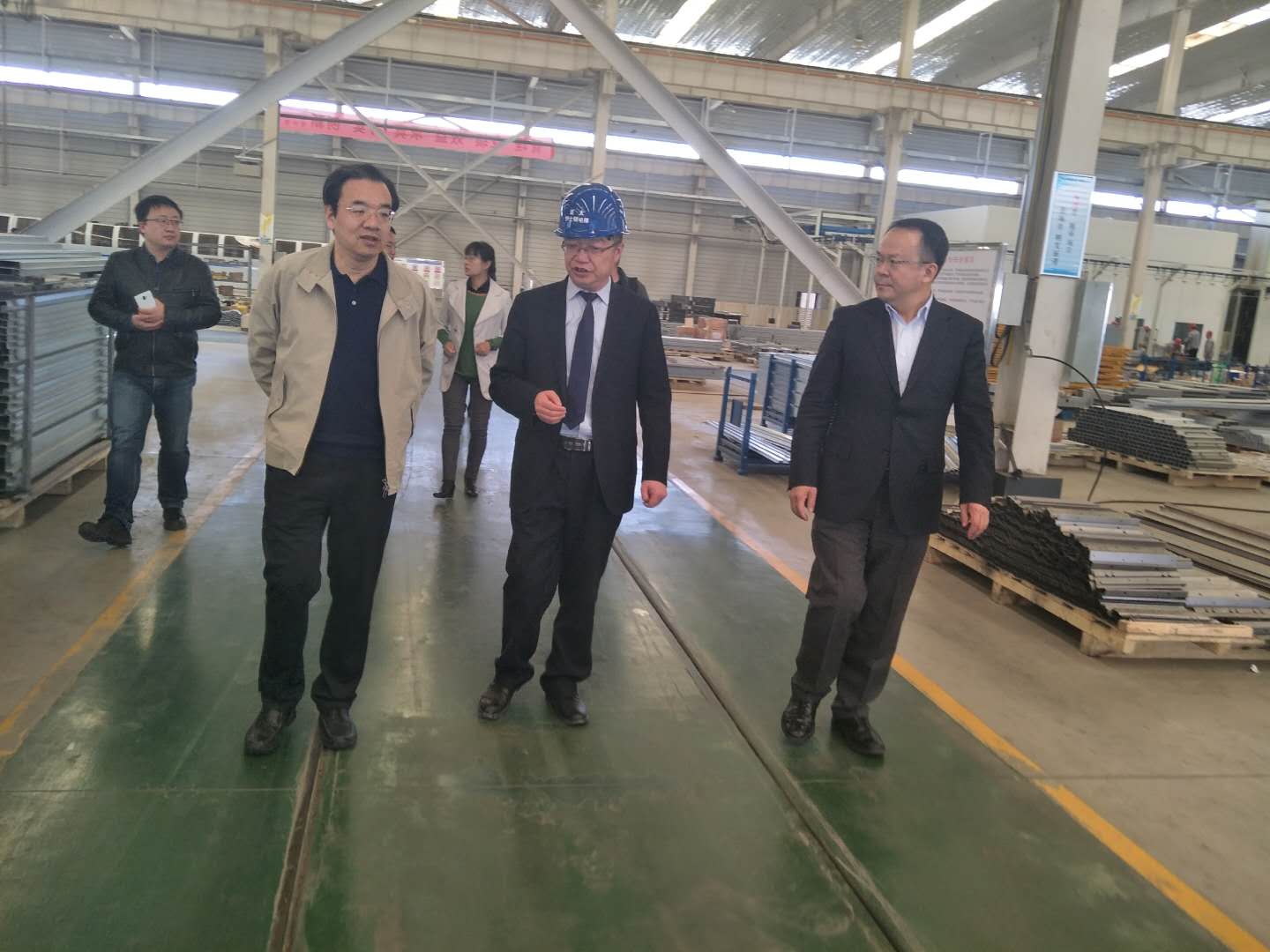 財政部駐甘專員辦事處黨組書記楊瑞金，蘭州市副市長牛向東一行參觀考察蘭州新區(qū)亞太伊士頓電梯廠