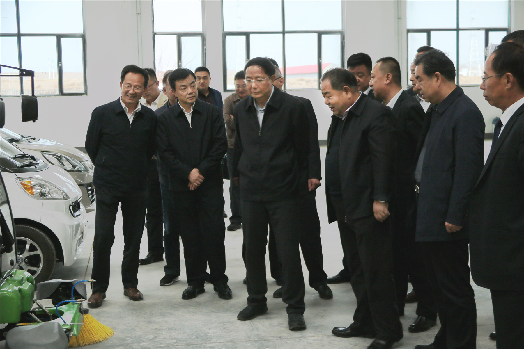 甘肅省政協(xié)主席、黨組書記歐陽堅一行蒞臨蘭州新區(qū)“亞太伊士頓電梯”廠、 “亞太新能源汽車”廠參觀考察！