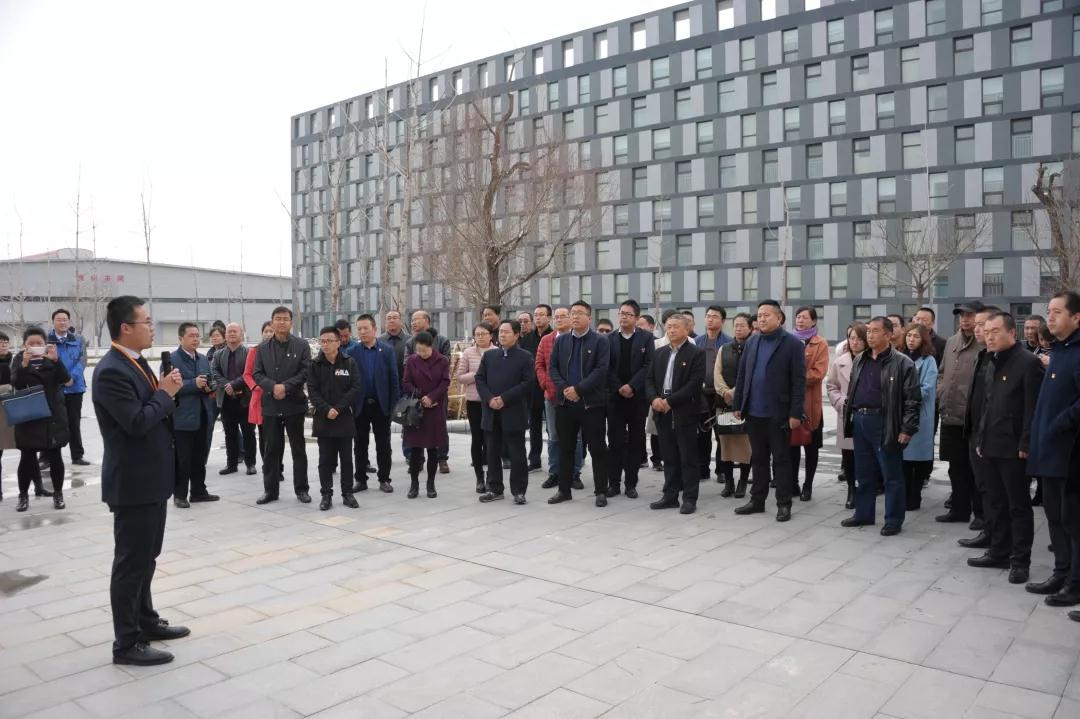 甘肅省第三期黨建強(qiáng)、發(fā)展強(qiáng)非公經(jīng)濟(jì)工作能力提升培訓(xùn)班參觀蘭州新區(qū)“亞太三廠” 項(xiàng)目